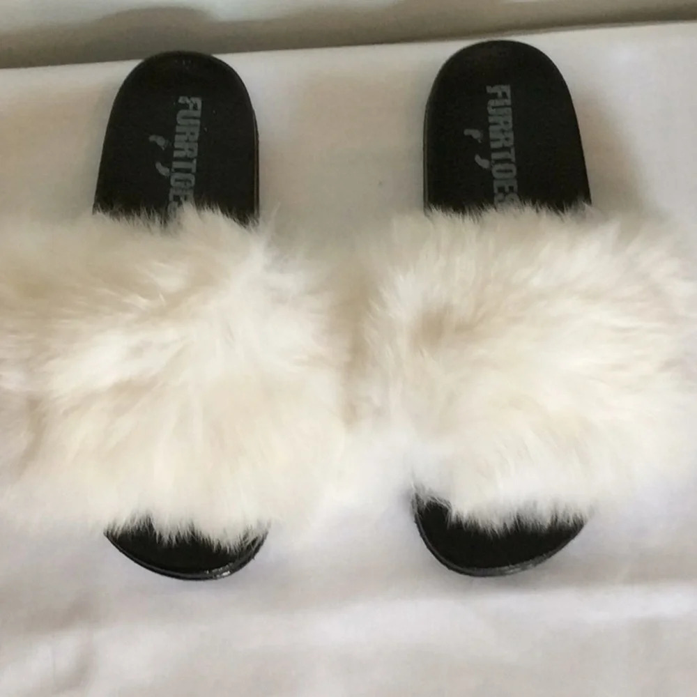 NWOT FurrToes White Fur Black Sole Slippers